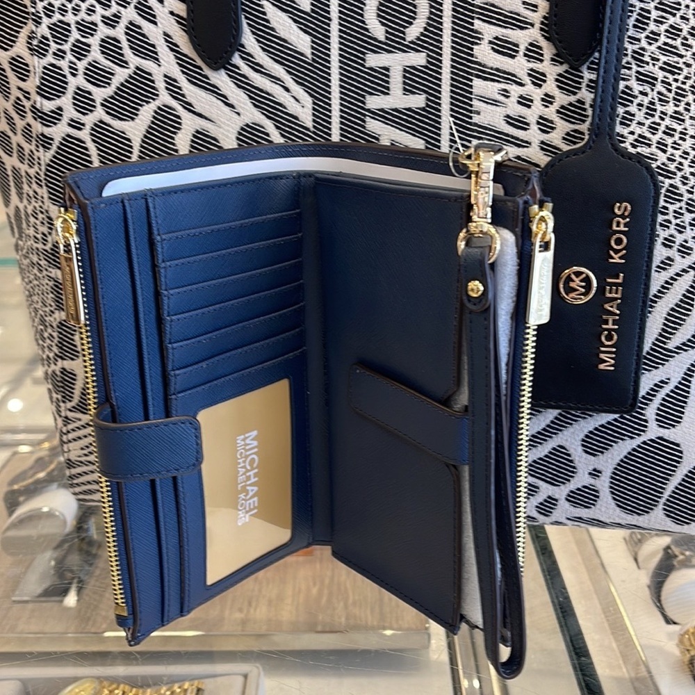 MICHAEL KORS LARGE DOUBLE ZIP WRISTLET WALLET PHONE CASE
Navy NWT - Picture 16 of 16